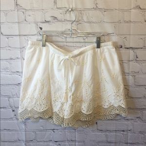 Gilligan & O’Malley white shorts crochet trim med